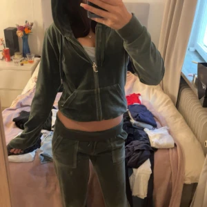 Juicy Couture mjukissett i mörkgrön velour - Mörkgrönt juicysett i mjuk velour i strlk xs. köpta för 3 år sedan och ganska använda men det är inte så synligt. De är lite för långa för mig som är 160
