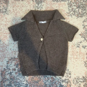 kofta från zara - supergullig kortärmad kofta från zara. perfekt till hösten!❤️