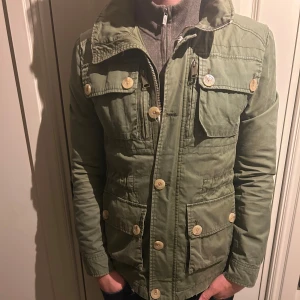 Field jacket/Safarijacka från J Lindeberg  - Säljer denna tvärfeta Fieldjacket från J.Lindeberg perfekt inför hösten🍂modellen är ca 180 cm och väger 70 kg. Tveka inte på att kontakta mig vid minsta fundering 🙌
