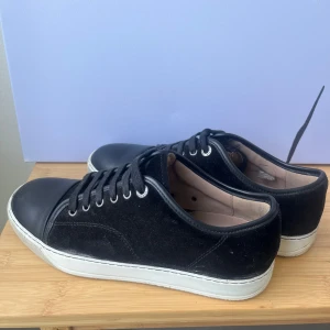 Svarta Lanvin -  Lanvin i väldigt bra skick. Nypris 5000kr. Säljer då de ej används längre. Passar 42. Allt og ingår