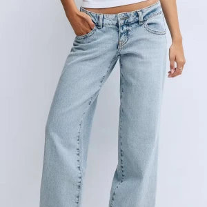 Ljusblå wide jeans med låg midja - Jättefina jeans från Gina i modellen ultra low wide jeans som är slutsålda. Säljer för jag beställde fel storlek så de oanvända med prislappen kvar.💗
