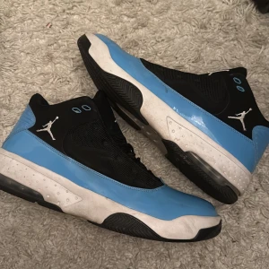 Svart och blåa Jordan sneakers - Säljer ett par Jordans sneakers i svart och ljusblått med vita detaljer. Dessa är i helt okej skick.