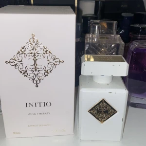 Initio parfym musk therapy - En fruktig och muskig parfym från initio det finns cirka 60% kvar av 90 ml. Ny pris 2500