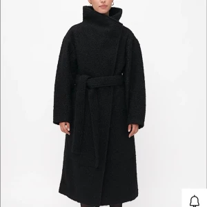 Svart teddyrock med bälte - Säljer en svart lång teddyrock med hög krage och bälte i midjan. Jackan har en oversized passform och är tillverkad i mjukt teddy-material som ger en cool och mysig look. Perfekt för kalla dagar när du vill vara både varm och stilren. Om du finner intresse så kan jag skicka mer bilder på den, jackan är ny med prislapp på 