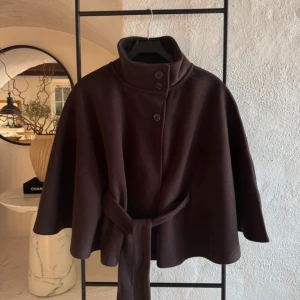 Brun capejacka med bälte från Gina Tricot - Super snygg poncho från Gina, säljer då den inte kommer till användning💗💗