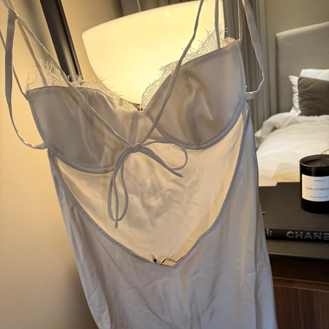 Vit satin miniklänning med spets - 1