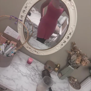 Rosa tight kortklänning - Enkel och snygg rosa kortklänning med smala axelband och figurnära passform. Klänningen är ärmlös och har en klassisk, rak siluett som framhäver kroppen. Perfekt för dig som gillar en stilren och ungdomlig look. Bara använd en gång!