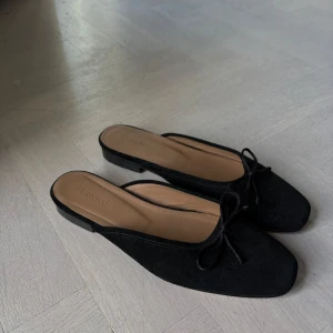 Svarta mocka ballerinaskor Flattered - Malva suede black. Använda en gång 