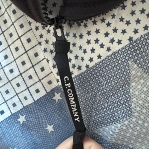 Cp company Hoodie - Säljer min Hoodie, då jag inte använder den så mycket längre och den blivit för liten på mig, köpt för 3000kr på sweet and tender. Storlek S 