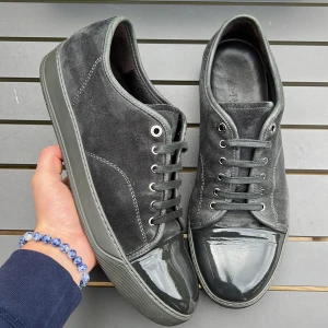 Lanvins - Säljer dessa sjukt snygga och stilrena lanvins i uk11 som motsvarar 44-45! Skick: 9/10 jättebra skick! Box, och dustbag ingår vid köp! Hör av dig vid minsta fundering 🤩