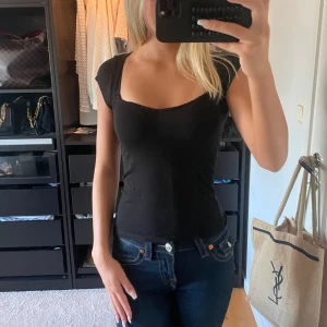 Svart Nelly topp - Svart topp från Nelly! Inga defekter!💕