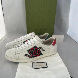 Gucci ace skor  - Säljer nu dessa snygga Gucci ace skor i uk 8 som motsvarar storlek 42, skriv för fler bilder/frågor🙌🏼