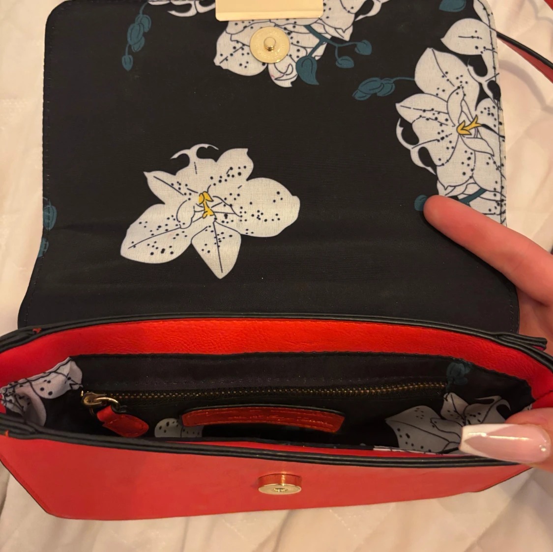 Röd axelväska med kedjerem - 2