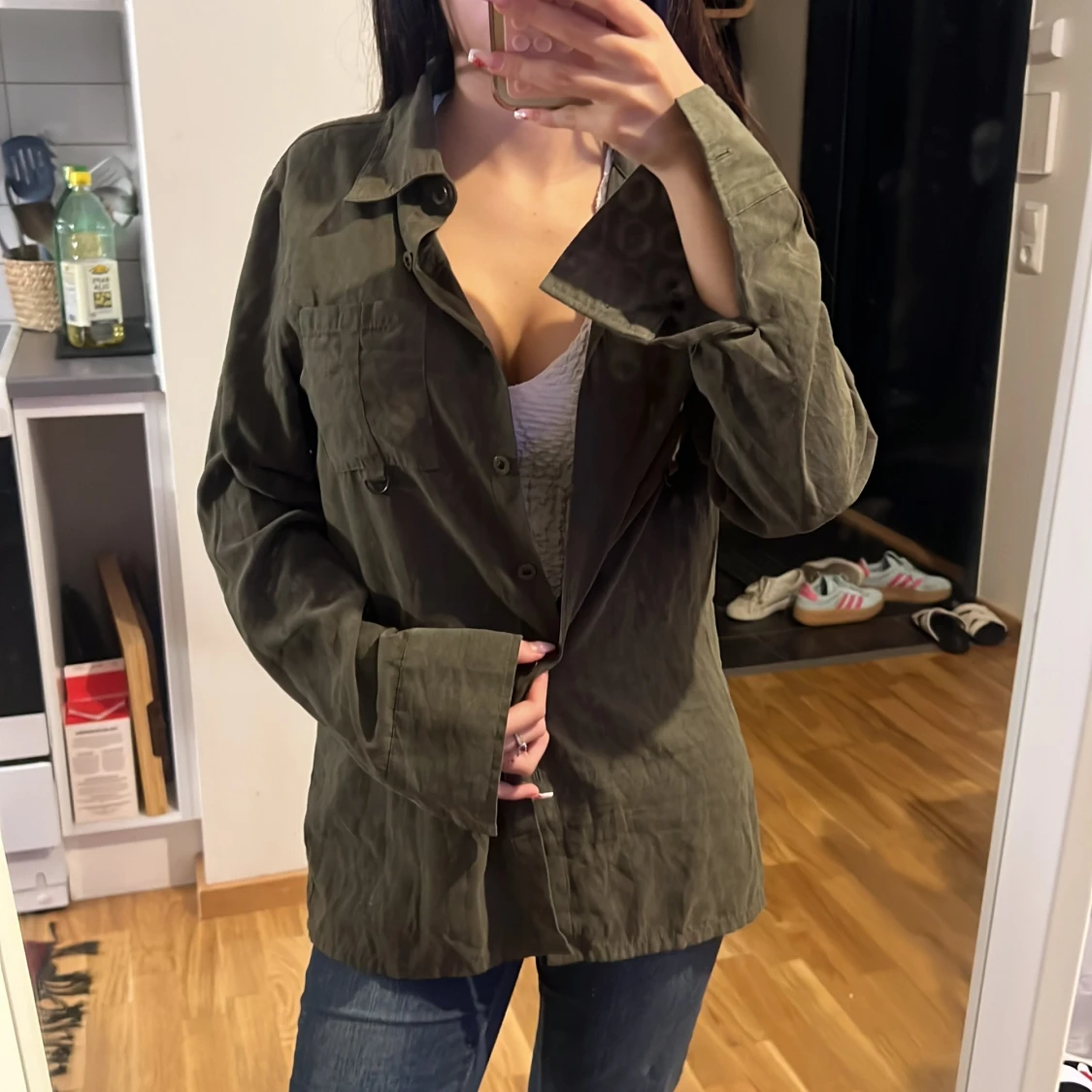 Olivgrön skjorta med knappar - 2