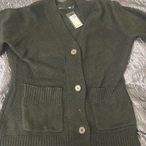 Svart stickad kofta med knappar - Trendig,Mysig svart stickad kofta från lager 157 säljer då den inte passar mig
