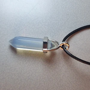 Halsband med kristallhänge och svart snöre - Hänge med halsband i läder liknande material samt liten kedjedel. Smyckes storlek: ca 41mm x 13mm  Kedjestorlek: ca 45cm - 50cm Observera att ditt smycke kan skilja sig något från bilderna på grund av naturliga material.🎈Fri frakt❤️