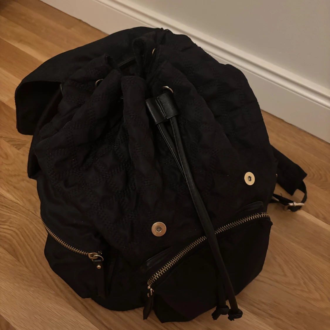 Svart ryggsäck med gulddetaljer - 2