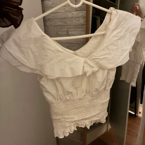 Vit blus med volang - Supersöt vit blus