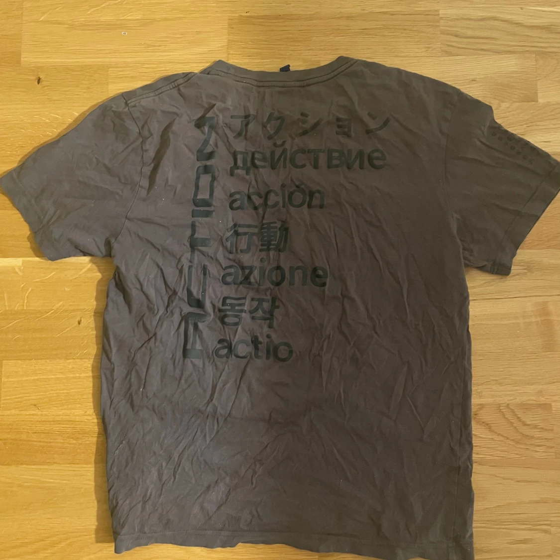Brun t-shirt med tryck i flera språk - 3