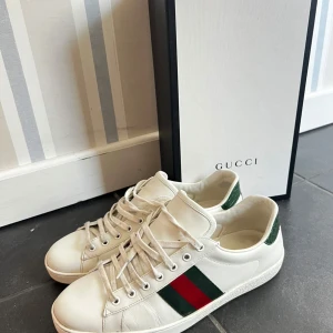 Gucci ace  - Tja säljer dessa gucci ace skorna väldigt bra skick knappt använda då dem var för små för mig. Ett par riktigt feta dojor som passar till mycket. Hör av dig om du är intresserad så fixar vi en bra deal.👍