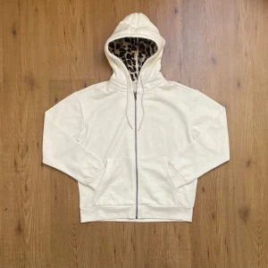 Vit hoodie med gepard hood - Ny unisex vit hoodie gepard i hood sydd själv. Skickar fort✅📦