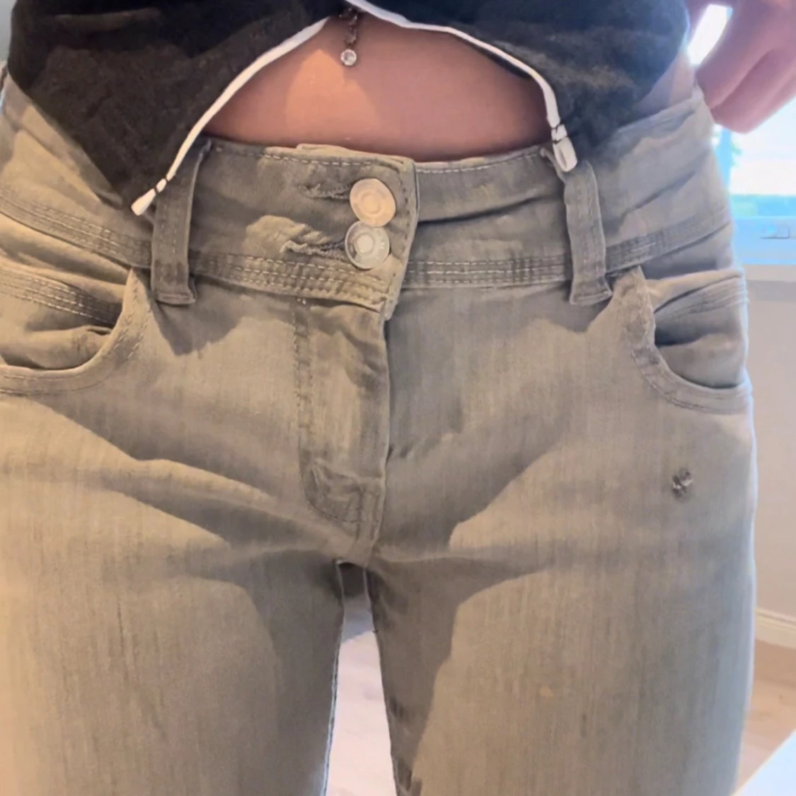 Gråa boot cut jeans från Gina  - 1