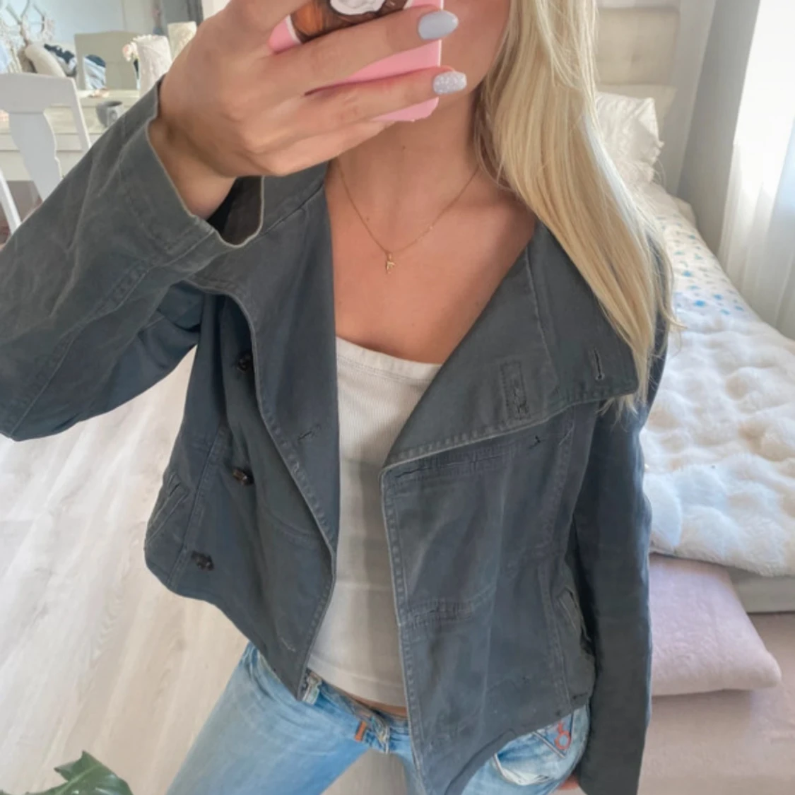 Grå kappa med knappar