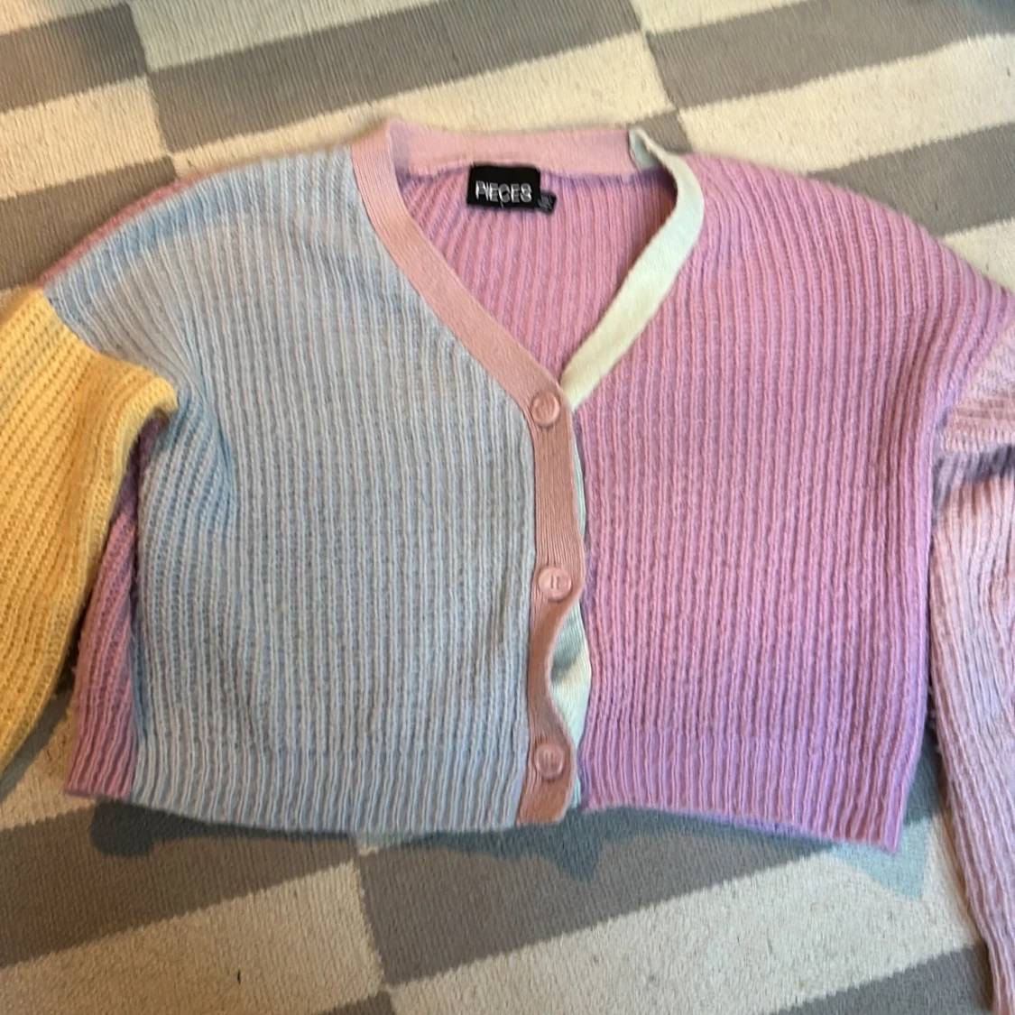 Pastellfärgad kofta från Pieces storlek s - 1