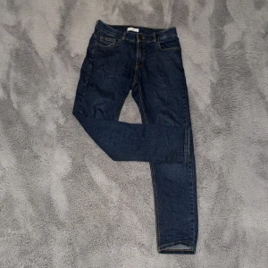 Mörkblå jeans  - Snygga mörkblå jeans från MNG i klassisk femficksmodell. Jeansen har raka ben, normal passform och är tillverkade i slitstarkt denimtyg. Perfekta för dig som gillar en enkel och tidlös look. Storlek 164 cm.