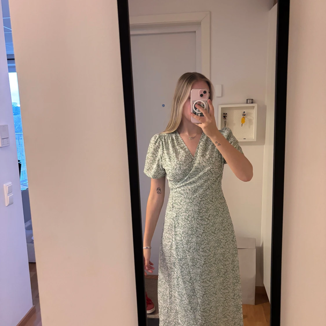 Grön blommig omlottklänning