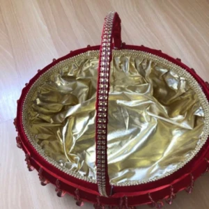 Elegant dekorativ hinna korg - Vacker handgjord korg klädd i röd sammet. Kanten är dekorerad med pärlor och hängande kristall-liknande pärldekorationer i röd ton. Handtaget är prytt med guldfärgade detaljer för en extra lyxig känsla.