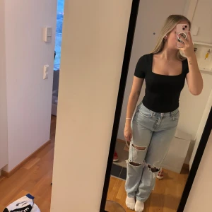 Svart croppad topp från Missguided - En svart, croppad topp från Missguided med fyrkantig urringning och korta ärmar. Aldrig använd. Annonsen finns på flera ställen så skriv till mig innan ni trycker på köp🫶🏻