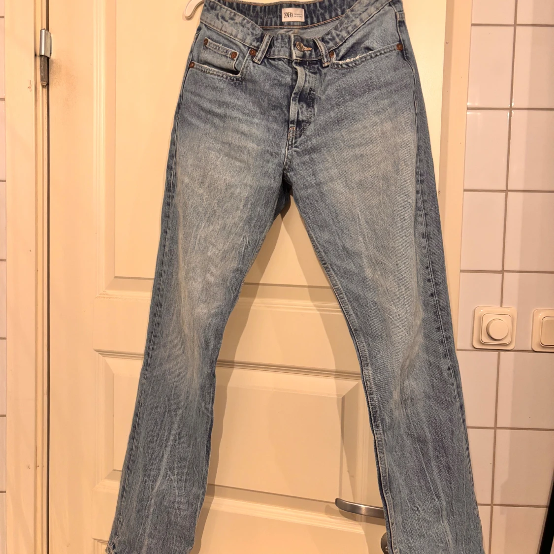 Ljusblå raka jeans från Zara