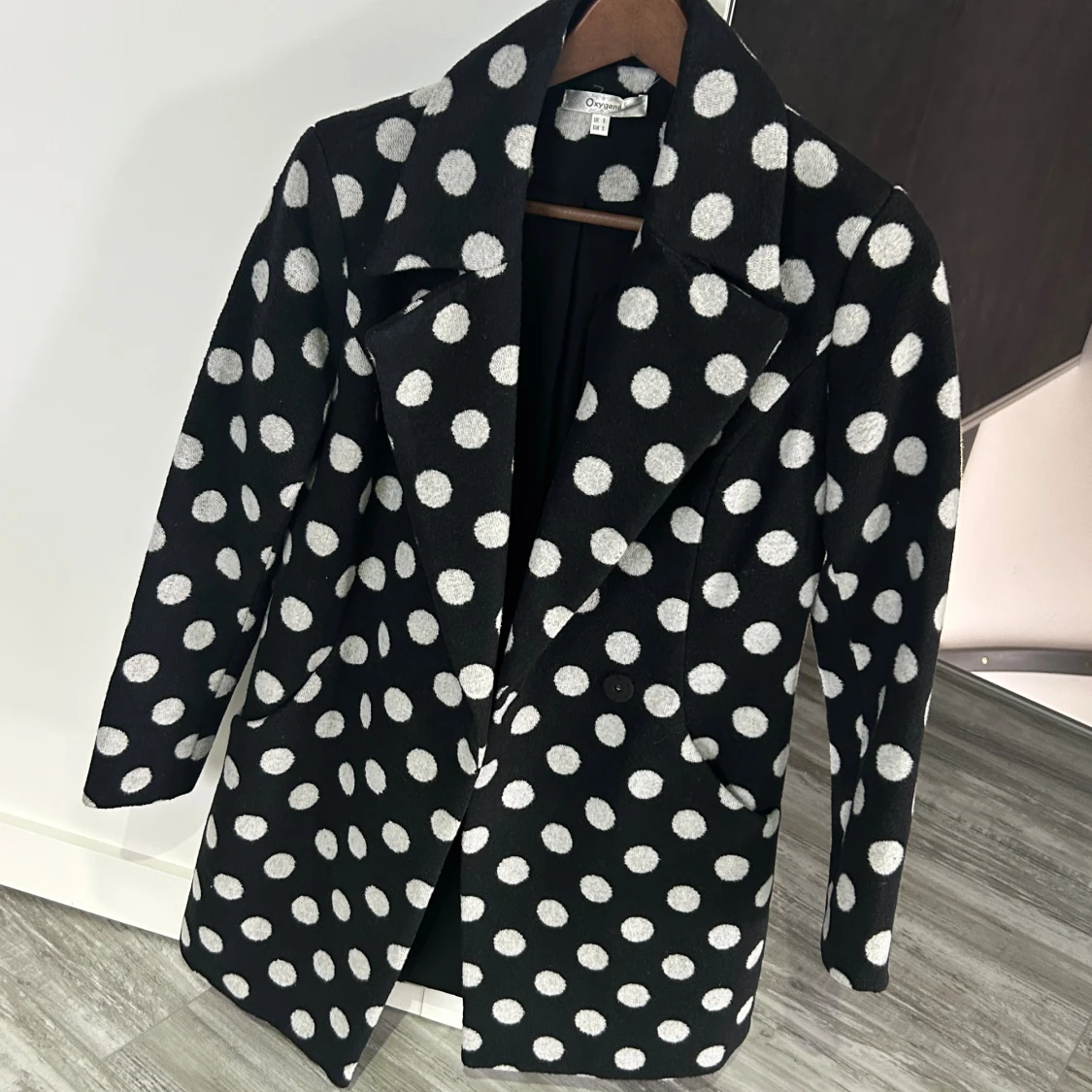 Svart prickig rock från Oxygen