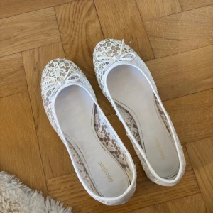 Vita spetsballerinaskor  - Söta vita ballerinaskor!