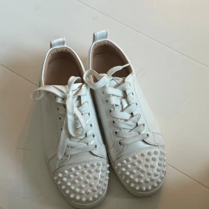 Skor - Säljer skor med röd sula. I mycket bra skick förutom att de är smutsiga under men kan tvättas bort. ☺️