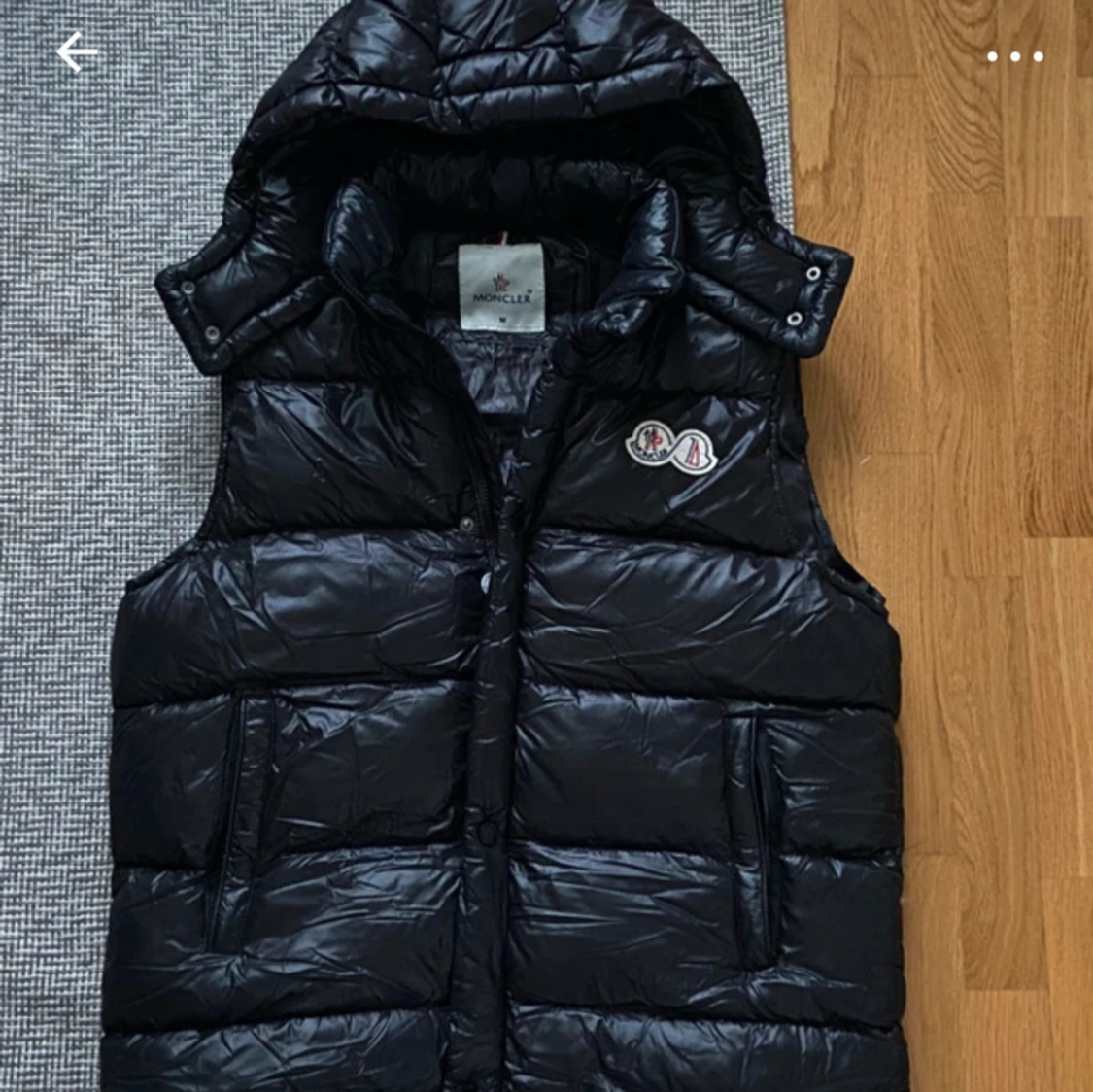 Svart dunväst från Moncler med huva - 1