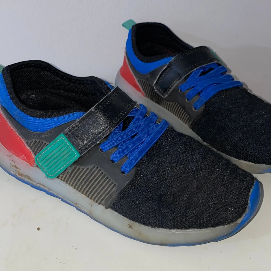 Svarta sneakers med blå detaljer - 2