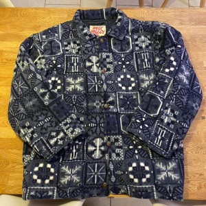 Vintage Vinter Jacka - En super mysig vinter jacka köpt i Paris. Den är väldigt stor (modell 194cm) och super gosig (fodrad på insidan. Perfekt att ha både utomhus och inumhus när det är kallt. Den är täckt av ett gulligt snöflings mönster och man kan även spänna åt den i midjan för en annorlunda pass form (se sista bilden). 