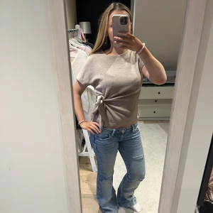 Knyttop från Zara - Jätte fin tröja från Zara me knyt vid sidan! Skriv till mig innan ni vill köpa. Pris kan diskuteras 💕