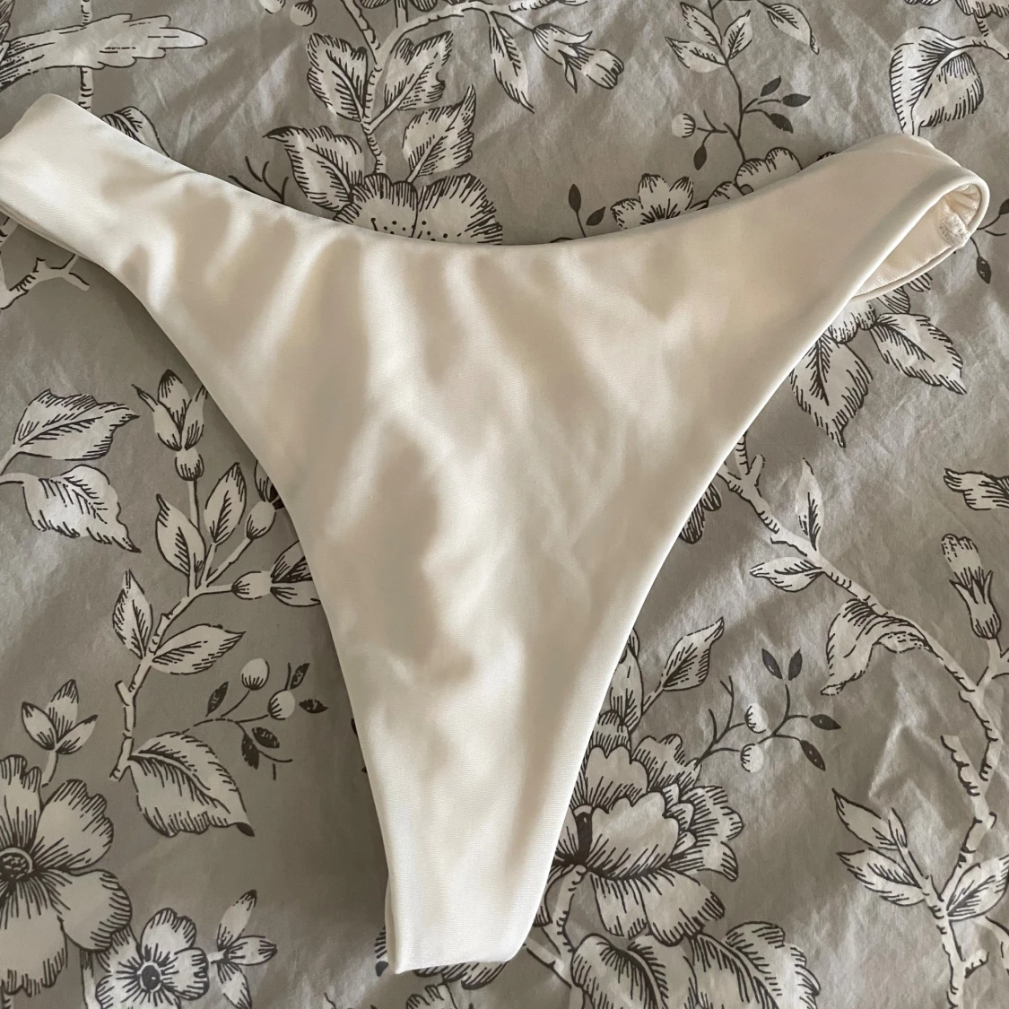 Vit bikiniunderdel från NLY Beach 