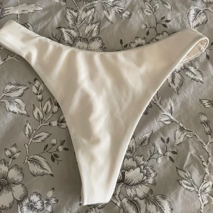 Vit bikiniunderdel från NLY Beach  - Säljer en stilren vit bikiniunderdel från NLY Beach i modellen Midi Bikini Thong. Endast testade men är självklart tvättade!