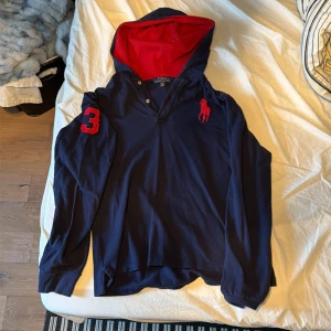 Polo Ralph Lauren tröja  - Tja! Säljer nu min Polo tröja för den har blivit för liten för mig. Den har ett ganska tunt men skönt material och passformen är väldigt bra. Hör gärna av er vid intresse eller andra frågor!! 