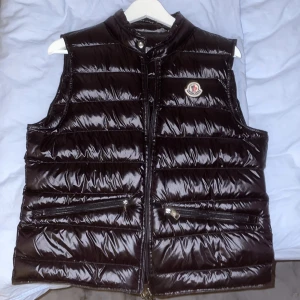 Moncler Gui Gilet - En riktigt fet Gui Gilet i storlek S/1. Använd fåtal gånger så skick 10/10. Pris sänkt med 899!!! kr redan. Hör av er vid fler frågor o funderingar