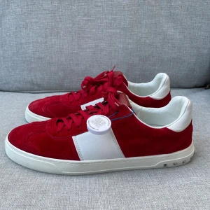 Valentino flycrew  - Hej! Säljer nu dessa sjukt snygga valentino skor. Skorna är nya! Har begränsat antal boxar och dustbag. Hör av dig vid frågor. 