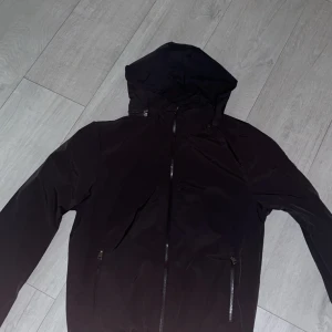 Svart vindjacka från Moncler - Säljer en svart windbraker hör av er vid intresse!!!
