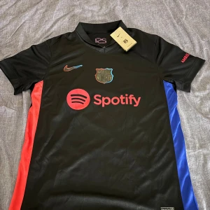 Svart FC Barcelona Nike fotbollströja - Svart FC barcelona tröja. Strilren och snygg aldrig använt den. 