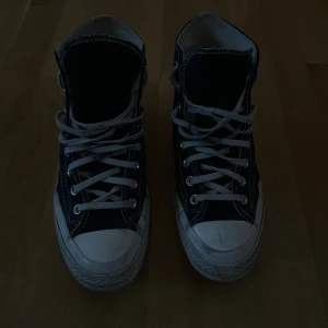 CDG Play Converse - CDG Play converse all star chuck taylor 70. ❗️PASSAR UPP TILL STORLEK 45 EU❗️använda men fortfarande i rimligt skick. litet nästintill osynligt hål finns på ena framsidan av skon, hmu för bild.