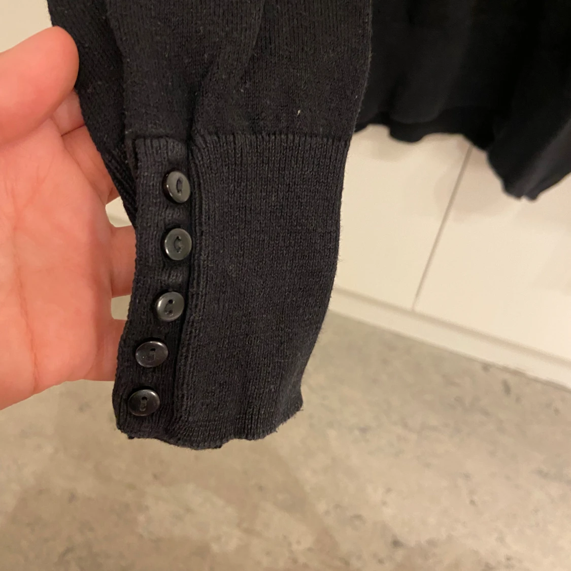 Svart v-ringad tröja  - 1