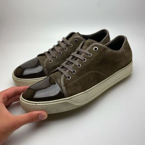 Lanvin skor - Hej! Säljer nu dessa sjukt snygga Lanvin skor. Skorna är i mycket fint skick! Har ett begränsat antal boxar och dustbag! Hör gärna av dig vid frågor!